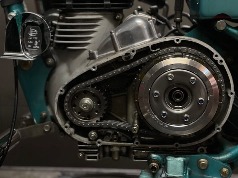 Detaillierte Ansicht der Komponenten und des Kettensystems eines Motorrades.