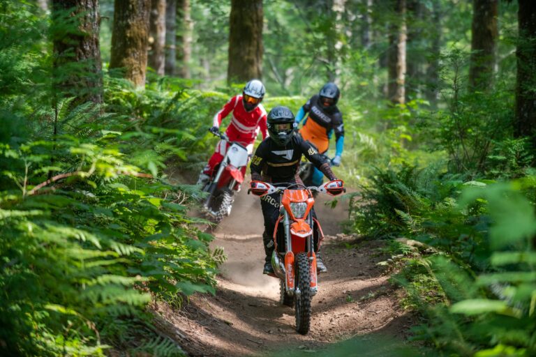 фотография мотоцикла 250cc для бездорожья на обложке