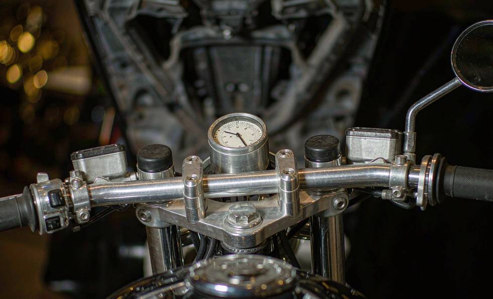Low clip-on handlebars and a single round instrument