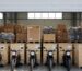Interior del contenedor con motocicletas en cajas y cartones de repuestos apilados