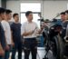 Schulungsdemonstration zur Motorradwartung für Techniker in einer Werkstatt